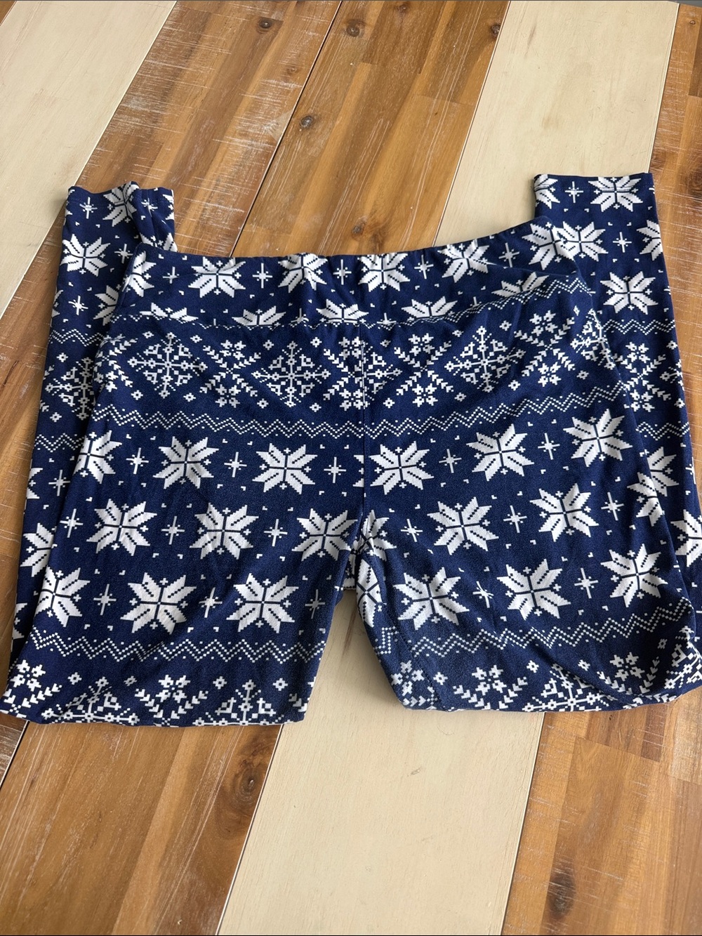 LuLaRoew Navy and White Snowflake Leggings Shorts